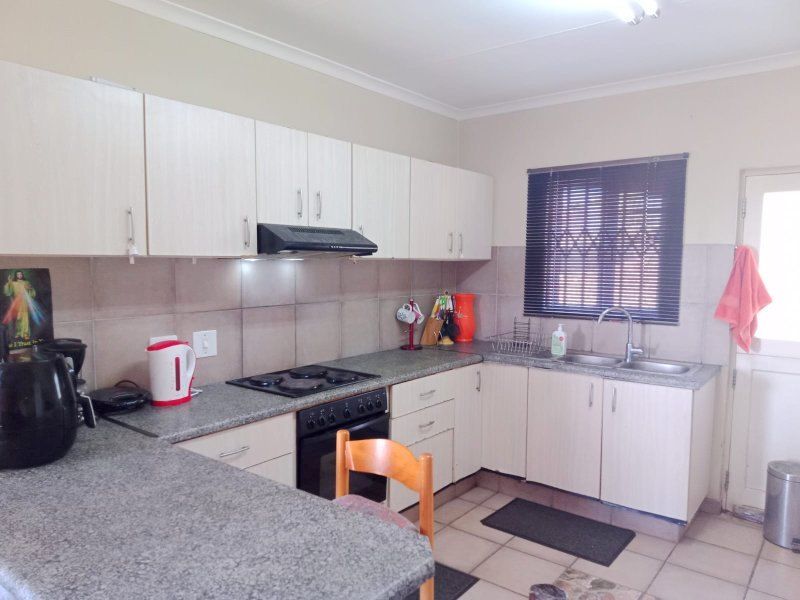 Townhouse For Sale In Amanzimtoti - Photo 3