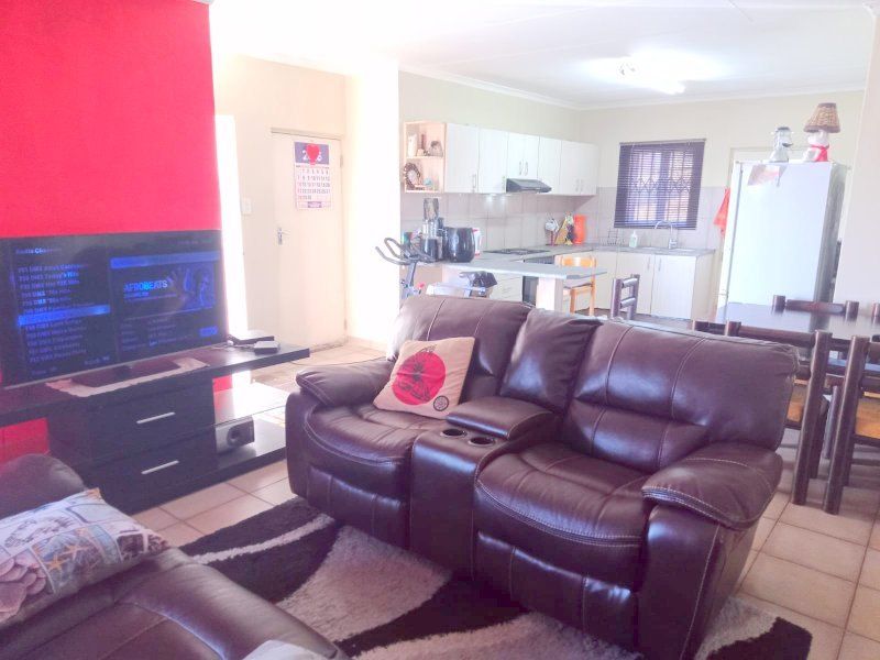 Townhouse For Sale In Amanzimtoti - Photo 9