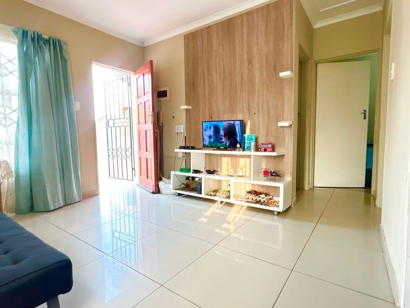 House For Sale In Johannesburg - Photo 2