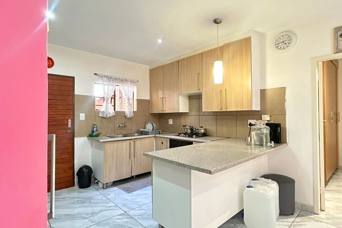 Apartment Rental Monthly In Midrand - Photo 2