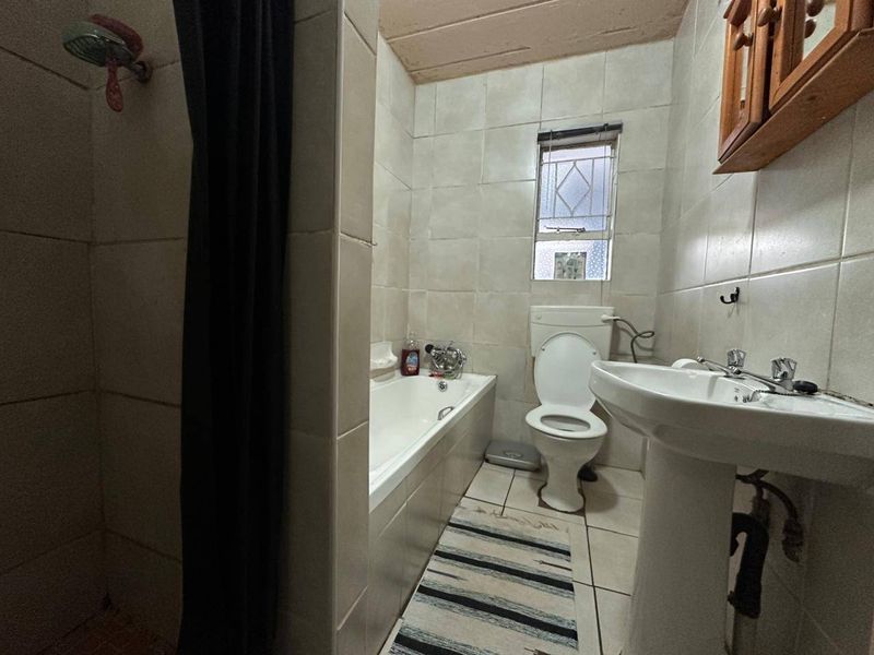 Apartment For Sale In Roodepoort - Photo 9
