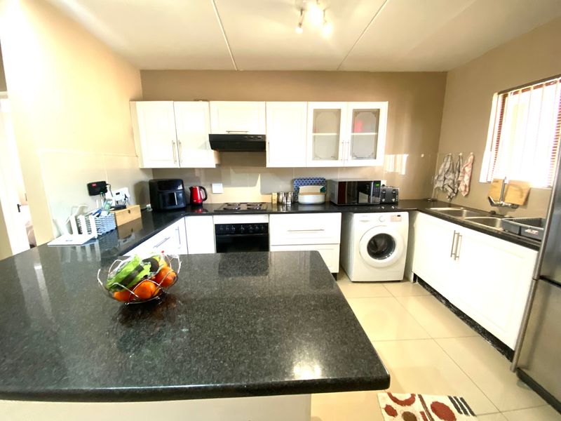 Townhouse For Sale In Midrand - Photo 2