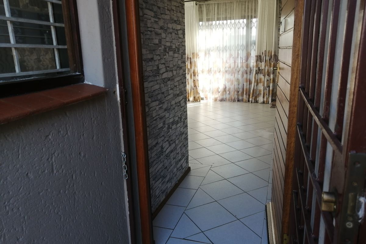 Townhouse For Sale In Johannesburg - Photo 2