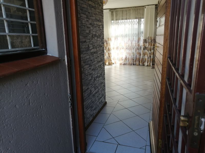 Townhouse For Sale In Johannesburg - Photo 2