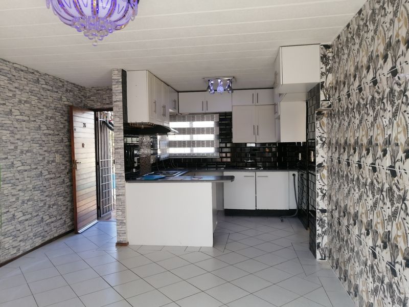 Townhouse For Sale In Johannesburg - Photo 3