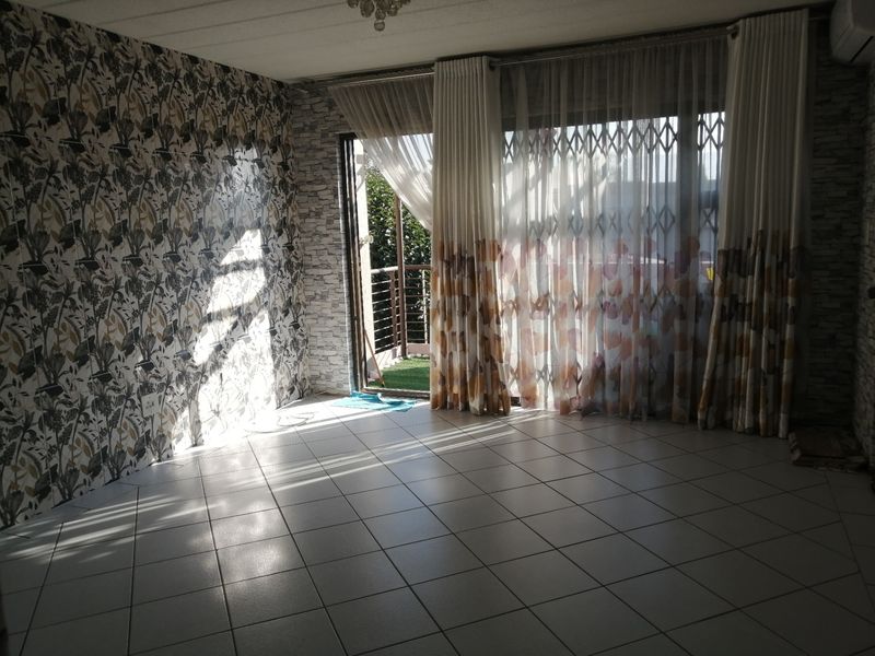 Townhouse For Sale In Johannesburg - Photo 4