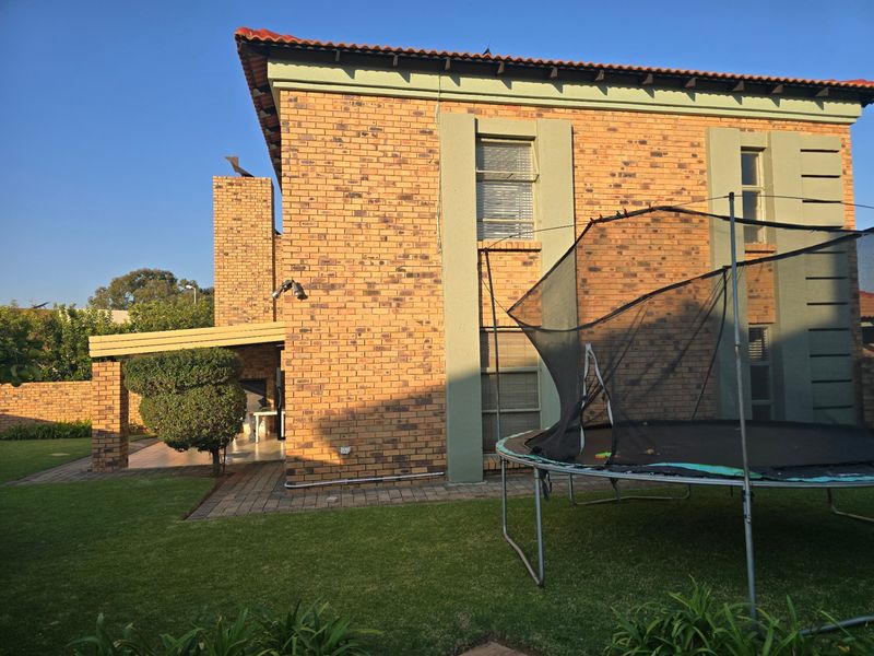 Townhouse For Sale In Rayton - Photo 3