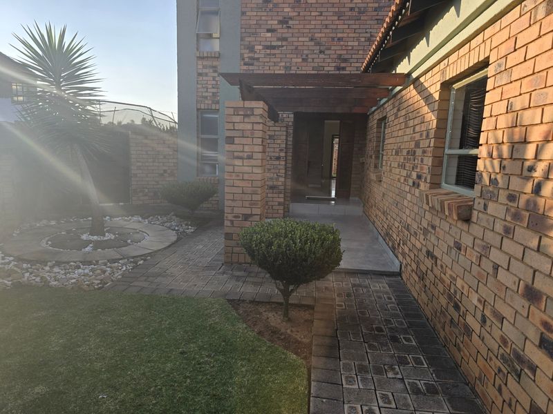 Townhouse For Sale In Rayton - Photo 2