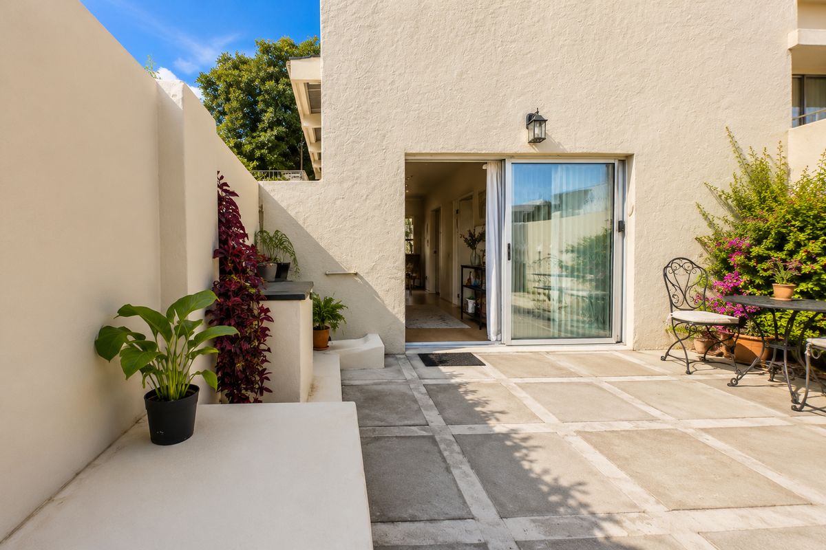 Apartment For Sale In Cape Town - Photo 2