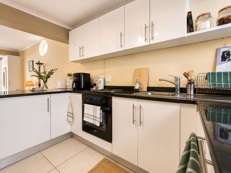 Apartment For Sale In Cape Town - Photo 7