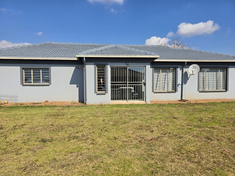 House Pending Sale In Rayton - Photo 1