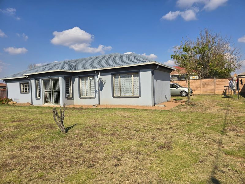 House Pending Sale In Rayton - Photo 2