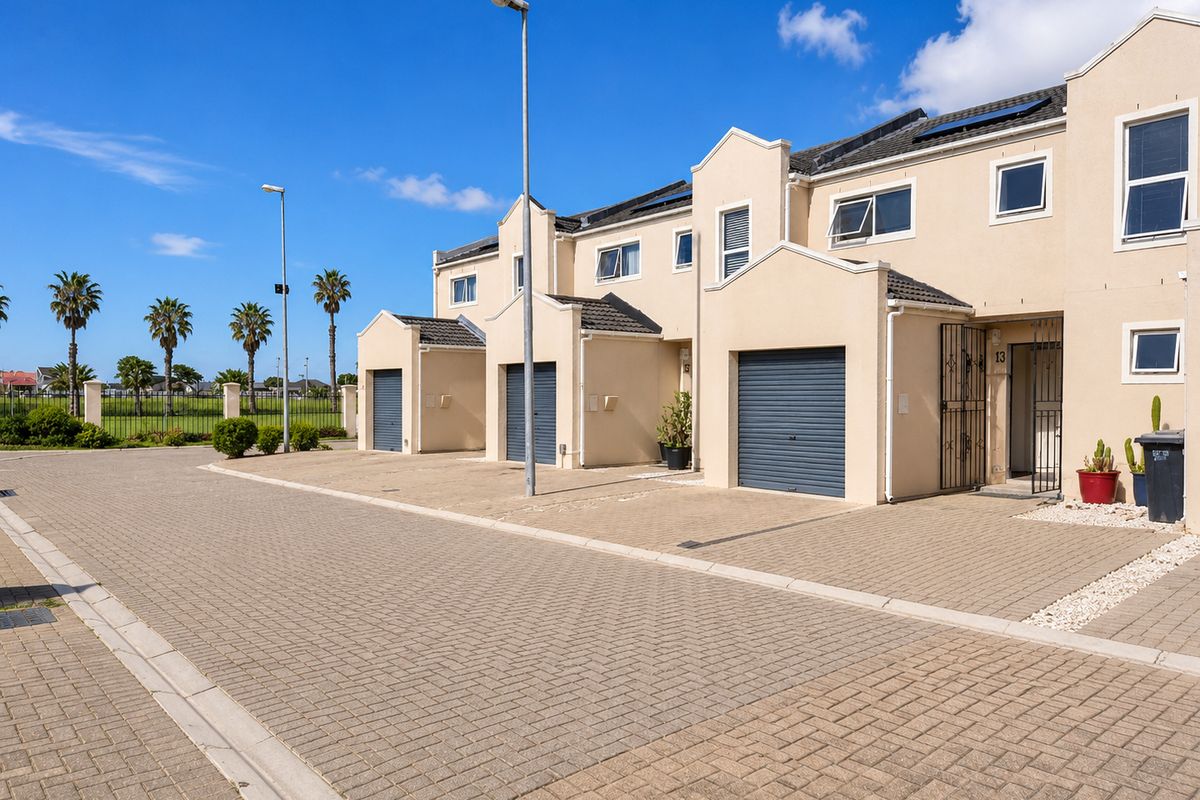Townhouse Rental Monthly In Cape Town - Photo 2