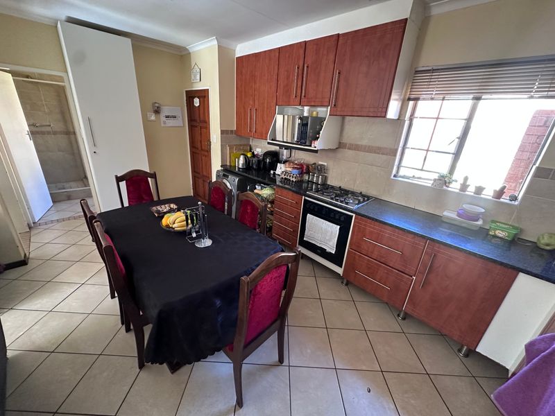 Townhouse For Sale In Midrand - Photo 2