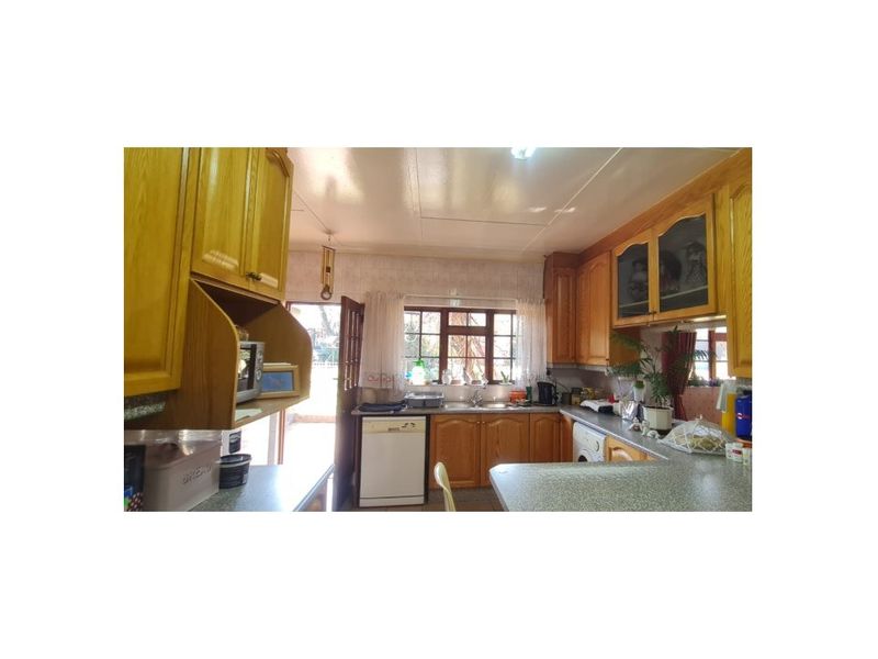 House For Sale In Benoni - Photo 9