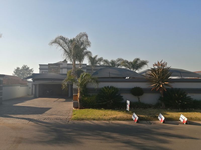 House For Sale In Johannesburg - Photo 1