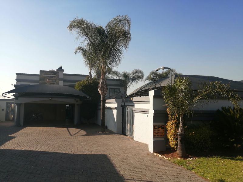 House For Sale In Johannesburg - Photo 3