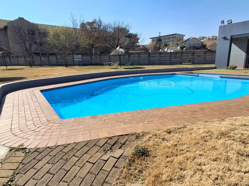 Townhouse For Sale In Johannesburg - Photo 2