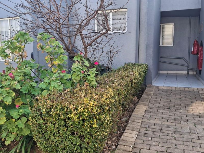 Townhouse For Sale In Johannesburg - Photo 4