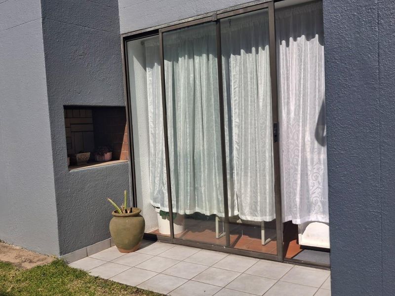 Townhouse For Sale In Johannesburg - Photo 10