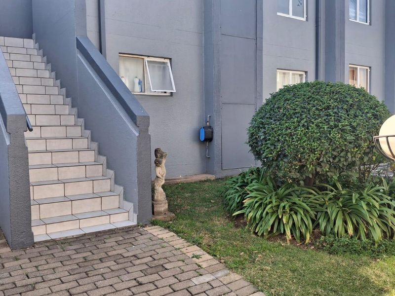 Townhouse For Sale In Johannesburg - Photo 8