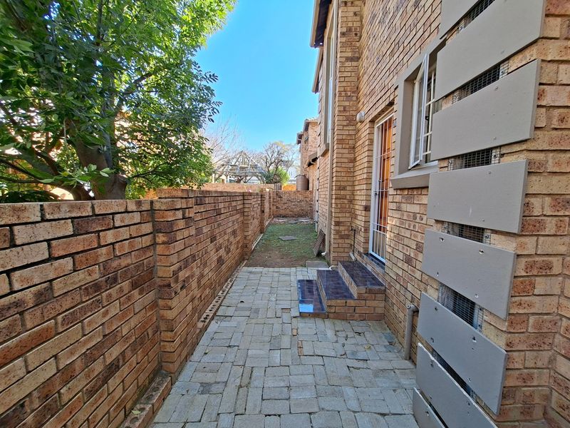 Townhouse For Sale In Randburg - Photo 4