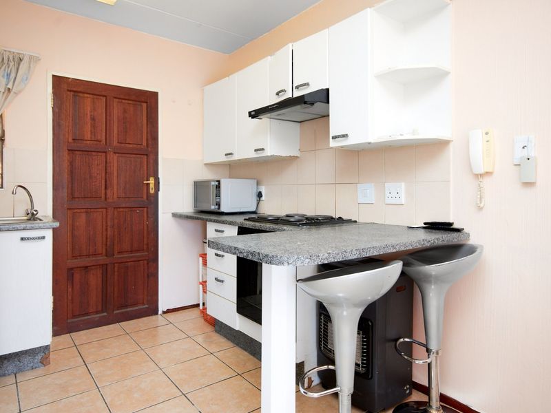 Apartment For Sale In Roodepoort - Photo 7