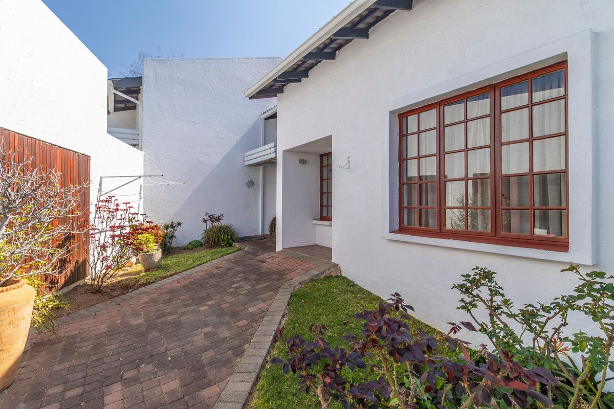 Townhouse For Sale In Sandton - Photo 2