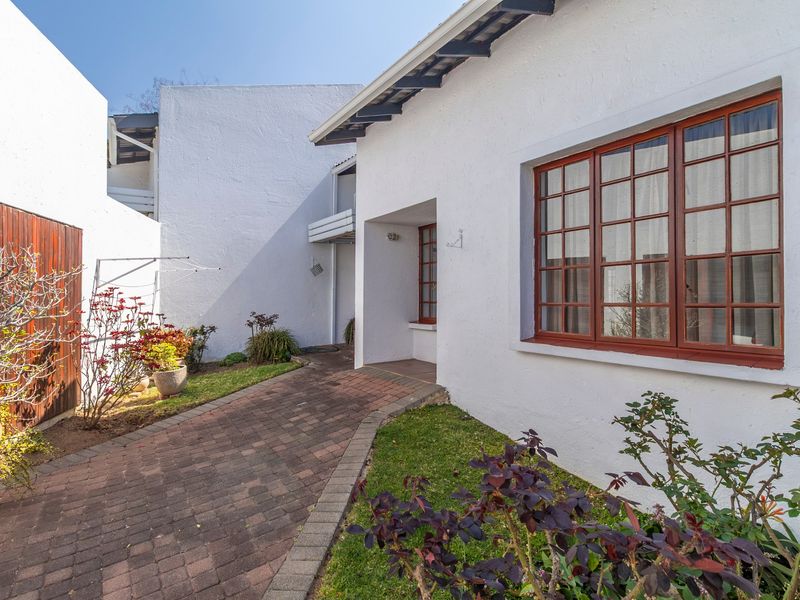 Townhouse For Sale In Sandton - Photo 2