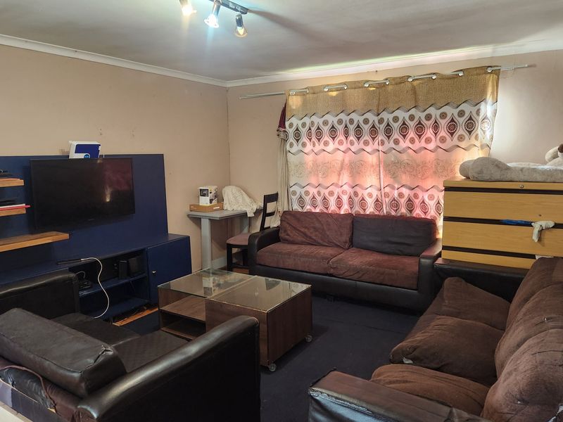 House For Sale In Khayelitsha - Photo 3