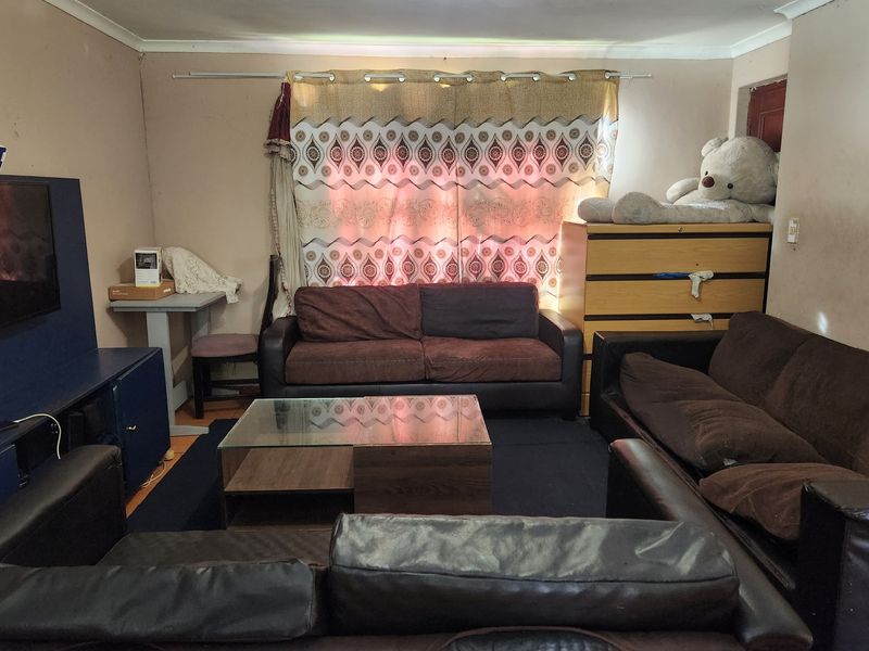 House For Sale In Khayelitsha - Photo 4