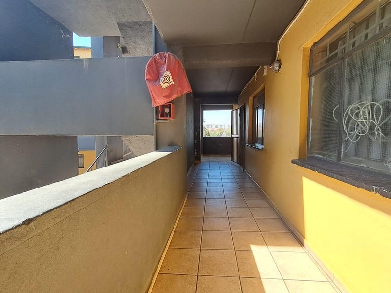 Apartment For Sale In Roodepoort - Photo 5