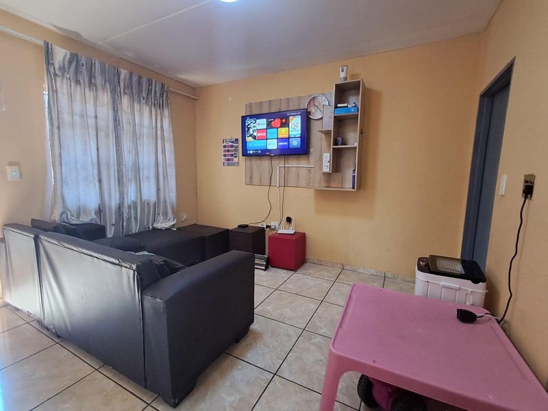 Apartment For Sale In Roodepoort - Photo 4