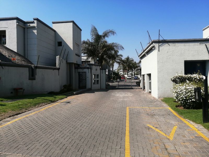 Townhouse For Sale In Johannesburg - Photo 3