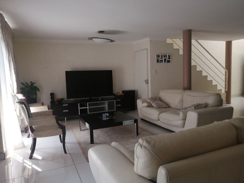 Townhouse For Sale In Johannesburg - Photo 10