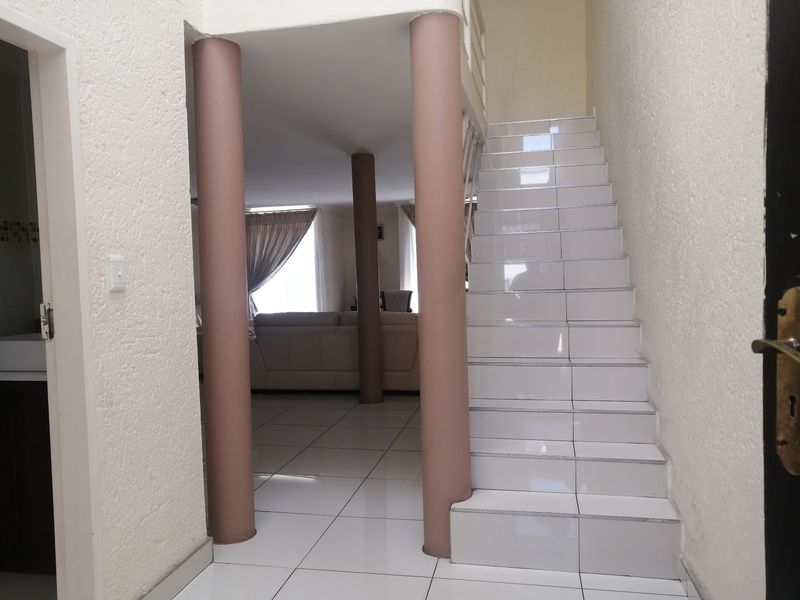 Townhouse For Sale In Johannesburg - Photo 5