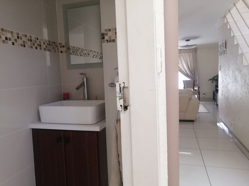 Townhouse For Sale In Johannesburg - Photo 6