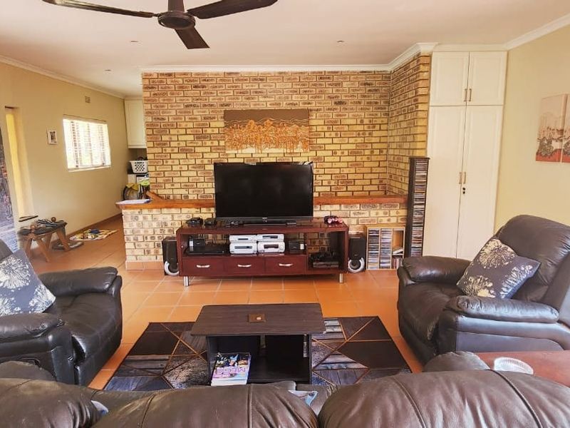 House For Sale In Hibberdene - Photo 5