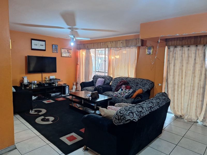 Townhouse For Sale In Germiston - Photo 3