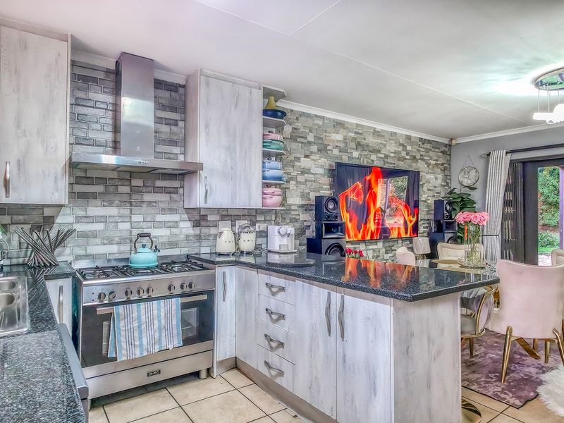 Townhouse For Sale In Randburg - Photo 10