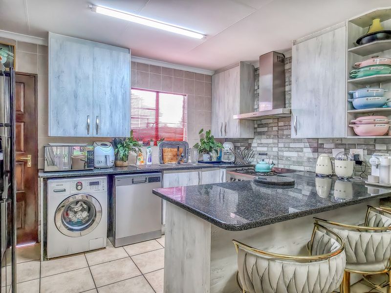 Townhouse For Sale In Randburg - Photo 9