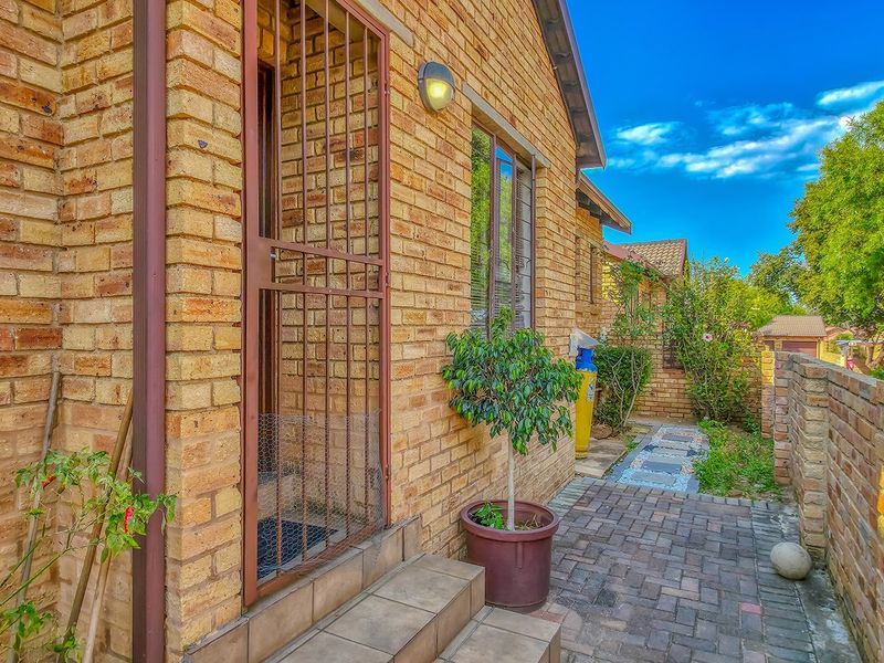 Townhouse For Sale In Randburg - Photo 8