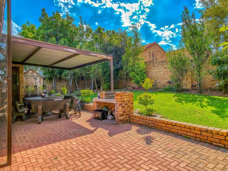 Townhouse For Sale In Randburg - Photo 7