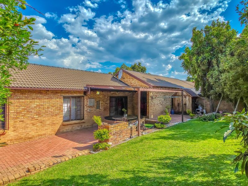 Townhouse For Sale In Randburg - Photo 2