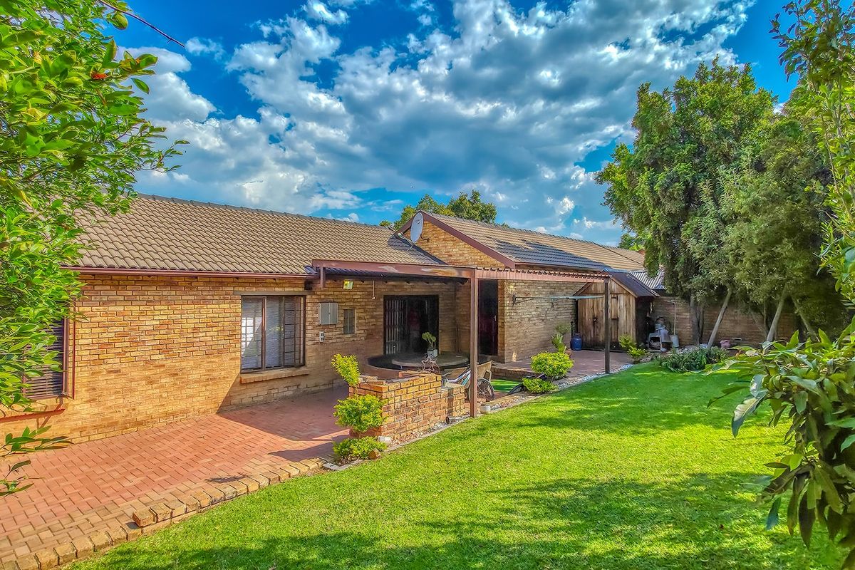 Townhouse For Sale In Randburg - Photo 2