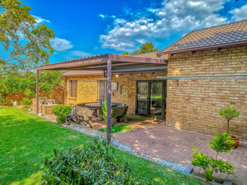 Townhouse For Sale In Randburg - Photo 4