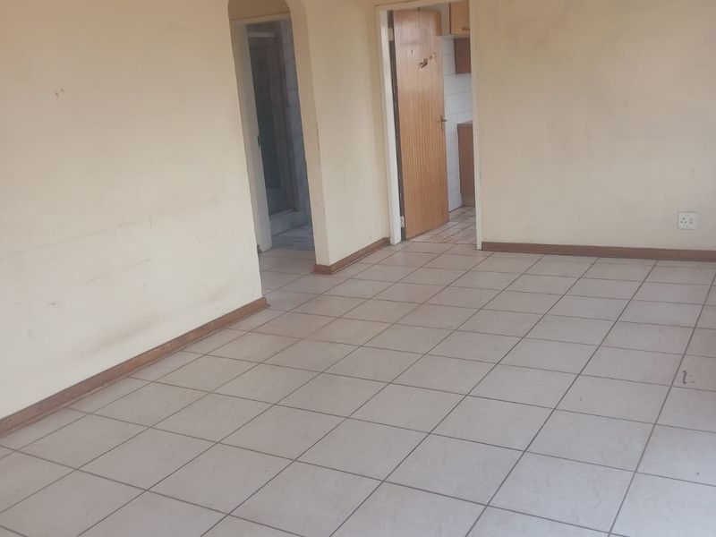 Apartment For Sale In Johannesburg - Photo 2