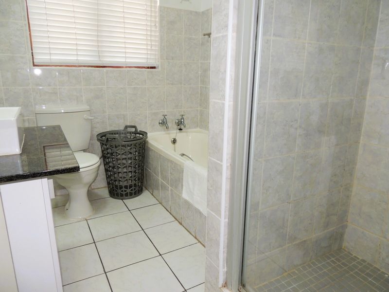 Townhouse For Sale In Margate - Photo 9