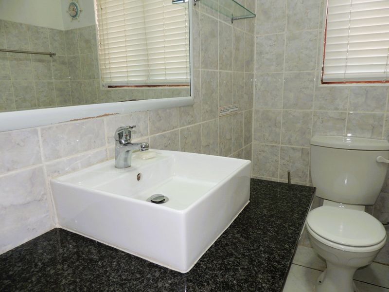 Townhouse For Sale In Margate - Photo 10