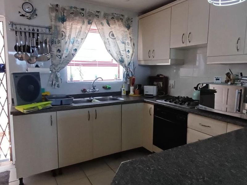 Apartment For Sale In Margate - Photo 7